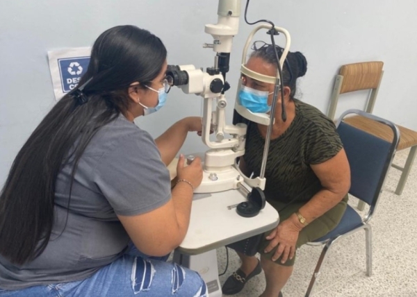 Hospital San Lorenzo evalúa pacientes para brigada oftalmológica