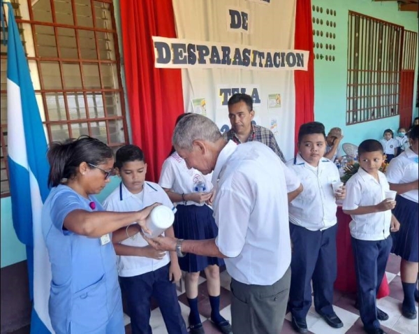 Realizan campaña de desparasitación para mejorar la salud de los estudiantes en Tela