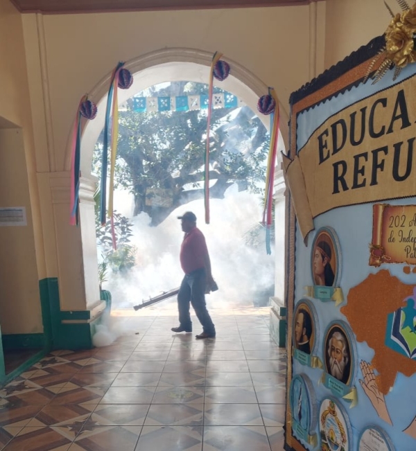 Personal Sanitario de El Paraíso realiza fumigaciones para prevenir el dengue