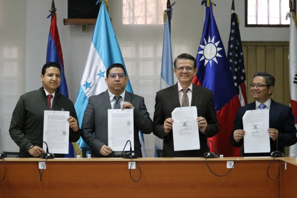 Salud, SEN, ENEE y SERNA firma convenio interinstitucional para implementar medidas de eficiencia energética en 8 hospitales de Honduras.