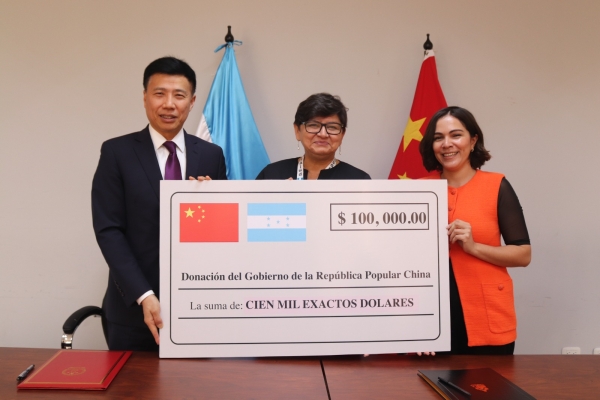 China Popular entrega a Honduras donación de 100 mil dólares para atención en salud en Roatán