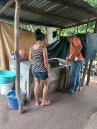 Personal de salud realiza visitas domiciliarias para educar sobre dengue