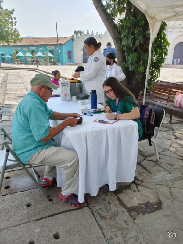 Región de Salud de Comayagua realiza atenciones médicas y pruebas de VIH en el Día Nacional en respuesta al VIH.