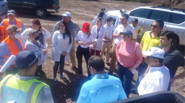 Cooperacion Española visita terreno dónde se construirá Hospital Santa Barbára Integrado