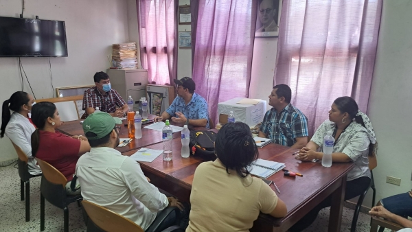 Personal de salud llevan a cabo reunión de planificación y coordinación para la entrega de donación de equipo médico.