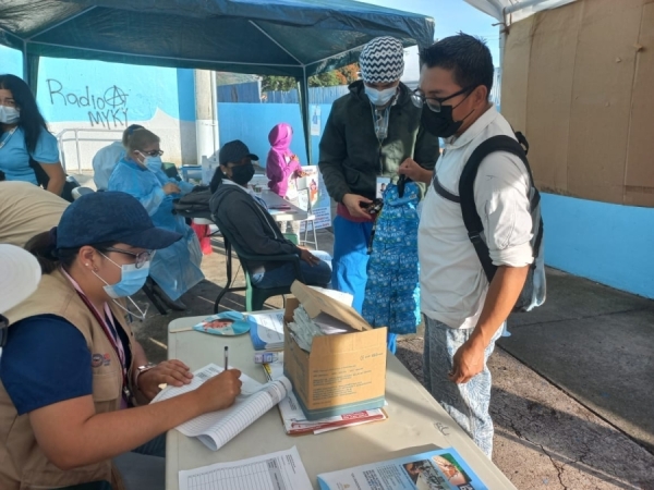 Brigada del Centro Integral de salud Monterrey  brindando servicios a la población