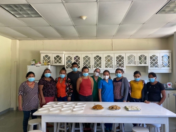 Madres de los pacientes del Hospital María reciben clases de cocina saludable