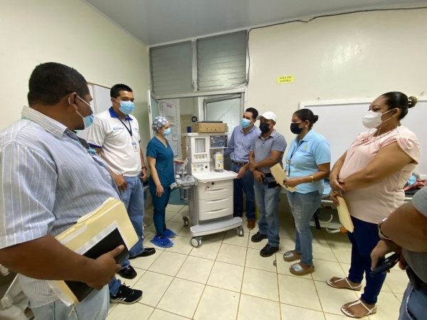 Máquina de anestesia en la sala de operaciones del Hospital General del Sur