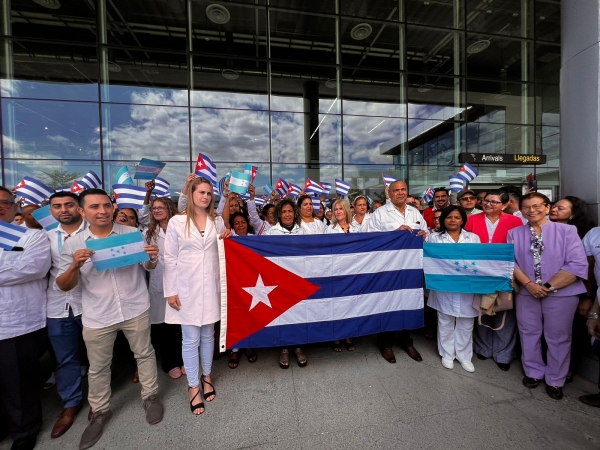 ¡Bienvenidos amigos cubanos! Llegan desde la isla 96 especialistas para atender a la población hondureña.