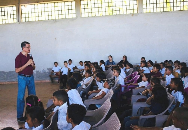 Ministro de Salud lleva mensaje contra el dengue a niños de Colón