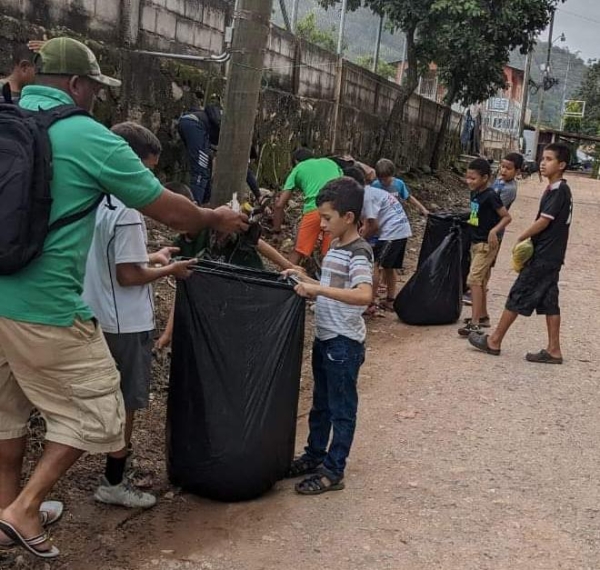 Niños y grandes de Guasistagua Unidos contra el dengue