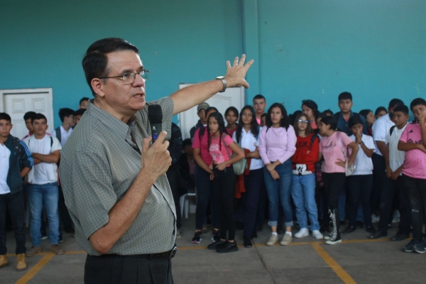 Ministro de Salud invita a colegiales de Comayagua a eliminar al zancudo transmisor del dengue.